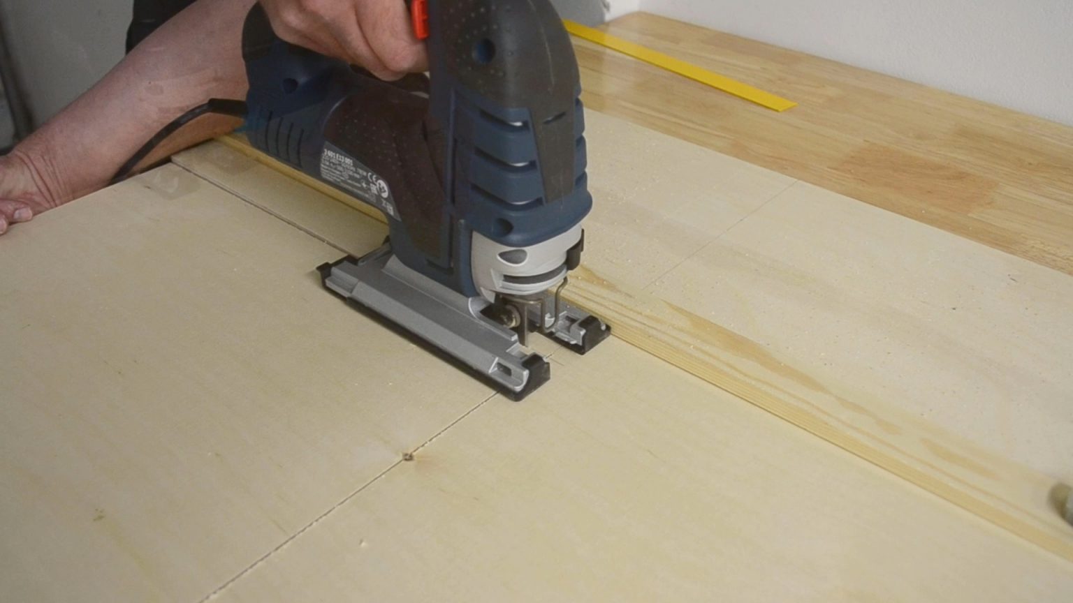 How To Make a Jigsaw Guide and Crosscut Jig AllFlavor