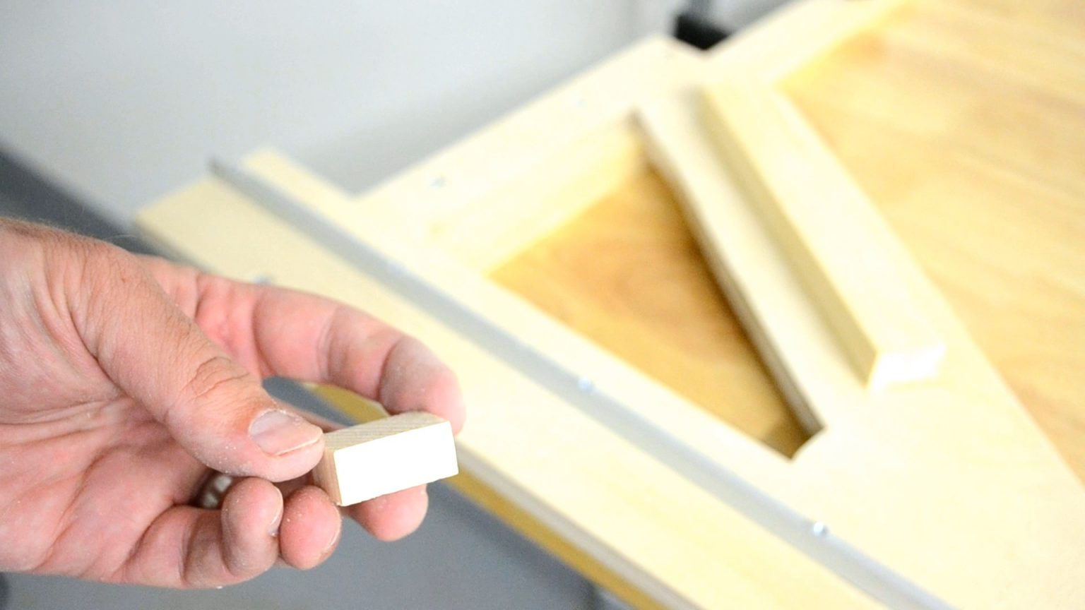 How To Make a Jigsaw Guide and Crosscut Jig AllFlavor