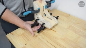 How to clamp a corner with a DIY Corner Clamp. The corner clamping jig can be used for all types of perpendicular inner joints, such as t-joints, dado joints or rabbet joints. Learn step-by-step how to make a perfect DIY corner clamp.