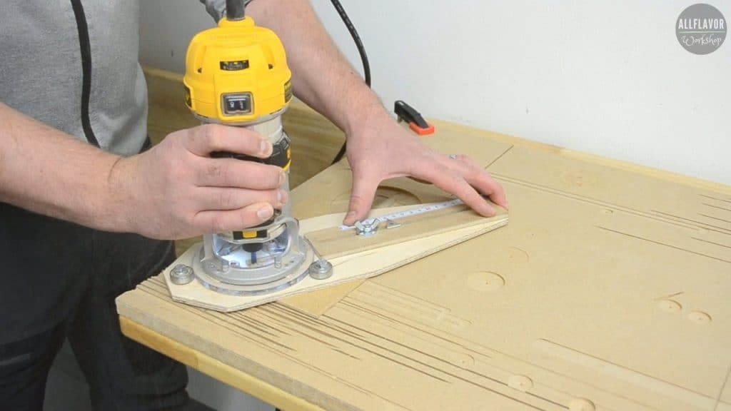 How to Make a Universal Router Circle Cutting Jig (With Pictures