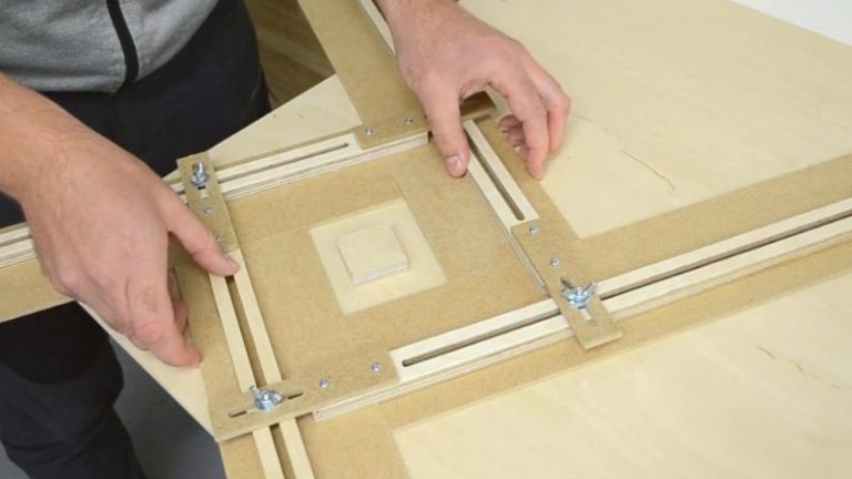 Adjustable router template jig with four arms and a rectangular cutout