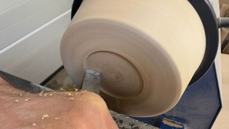 Cutting a 5–6 mm deep mortise with a skew chisel and forming a dovetail wall