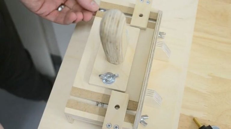Fixing the adjustable center leg to the T-track on the push block base with M6 bolts and wing nuts.