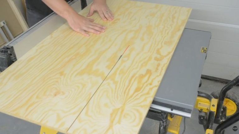Cutting the lumber storage cart base panel to 105 x 40 cm on a table saw.