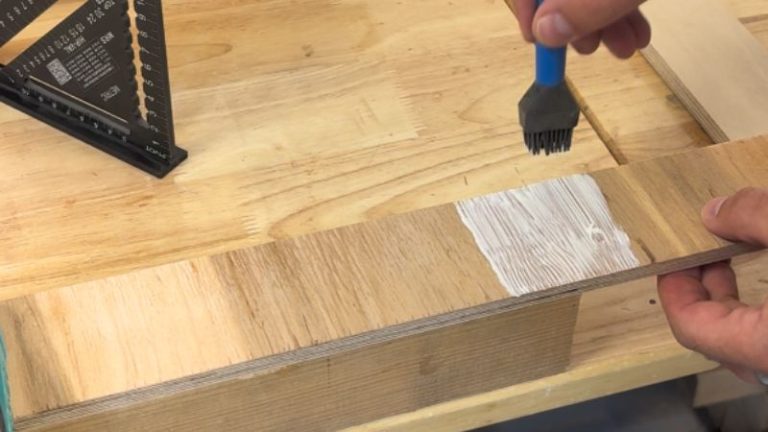 Applying glue on the guide and crosspiece for a 90-degree angle during glue-up.