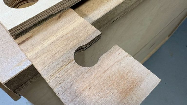 Router opening and straight cutting path in a DIY router rabbet jig.