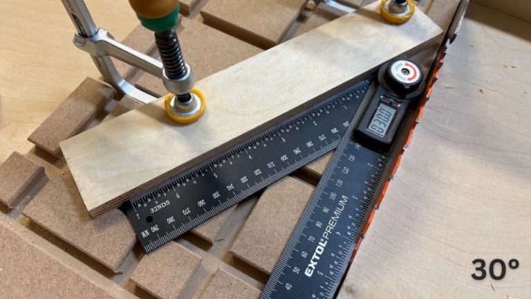 Setting the wooden star cutting angle on a table saw angle jig. 30 degrees.
