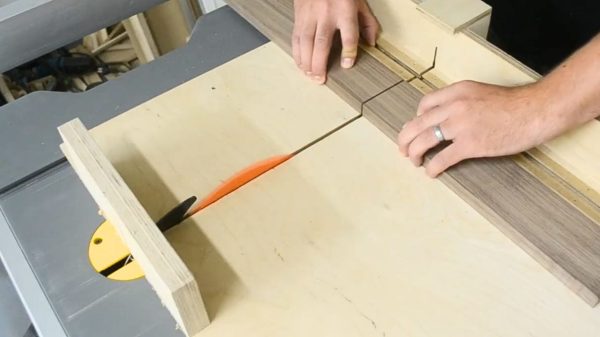 DIY table saw sled for crosscuts DIY table saw sled for crosscuts – finished build on the saw.